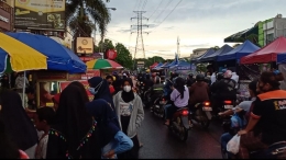 Suasana ngabuburit di daerah Cibaduyut, Bandung (Foto: Regina Marcella)
