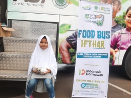 Food Bus Ifthar hadir membagikan makanan ke santri dan jamaah masjid (dok. ACT)