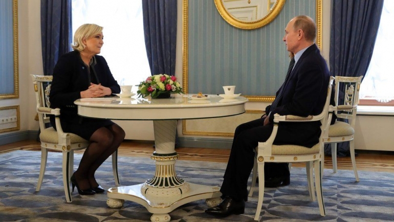 Jamuan teh di Kremlin Marine Le Pen dan Vladimir Putin, 2017 (foto: AFP)
