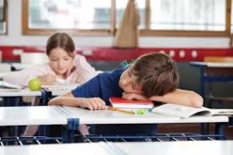 Sebagian anak puasa sedang malas belajar. Ilustrasi gambar: aura.tabloidbintang.com