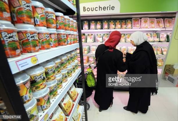 Dua perempuan saat ini bebas berhijab di ruang publik (pasar swalayan) di Perancis (foto Getty Image)