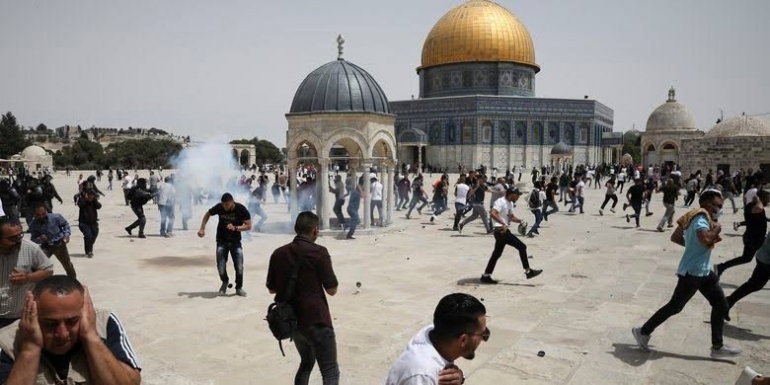 Bentrok polisi Israel dengan warga Palestina di Masjid Al-Aqsa (pic: kompas.com)