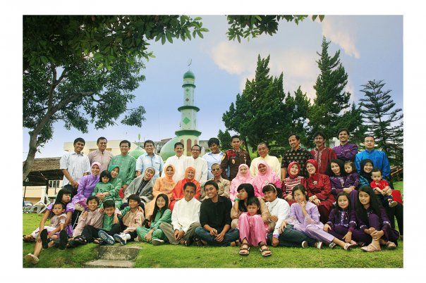 Image: Bakumpua Basamo anak cucu Ayah-Ibu saya terakhir di Hari Raya tahun 2007 di Pekanbaru (by Merza Gamal)