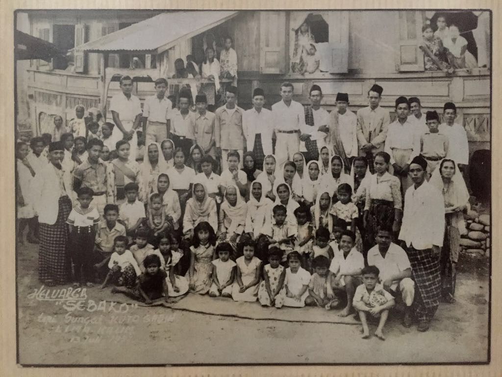 Image: Bakumpua Basamo Bako keluarga ibuku di Tapian Sungai Gadih, Limokaum Batusangkar tahun 1957 (by Merza Gamal)