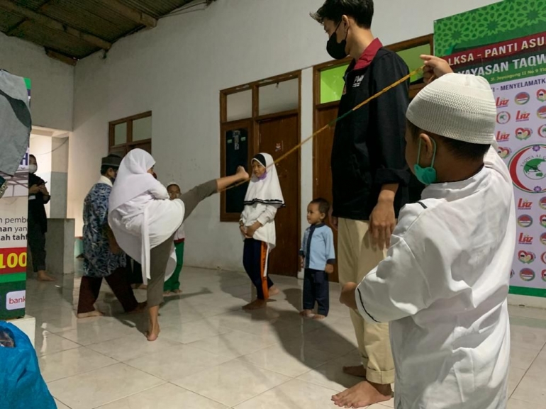 Anak-anak Panti Asuhan Taqwa Al Qolbi sedang bermain permainan tradisional khas Indonesia (Dokpri)