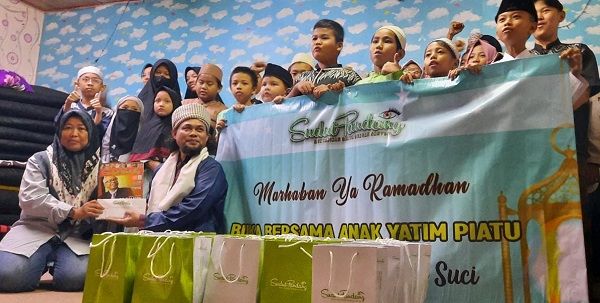 Pemred Sudut Pandang Dra. Umi Sjarifah, SH, (kiri) saat acara santunan di Yayasan Yatim Piatu Dhuafa Al-Wariju Iskandar, Jumat (22/4)/Foto:dok.pribadi