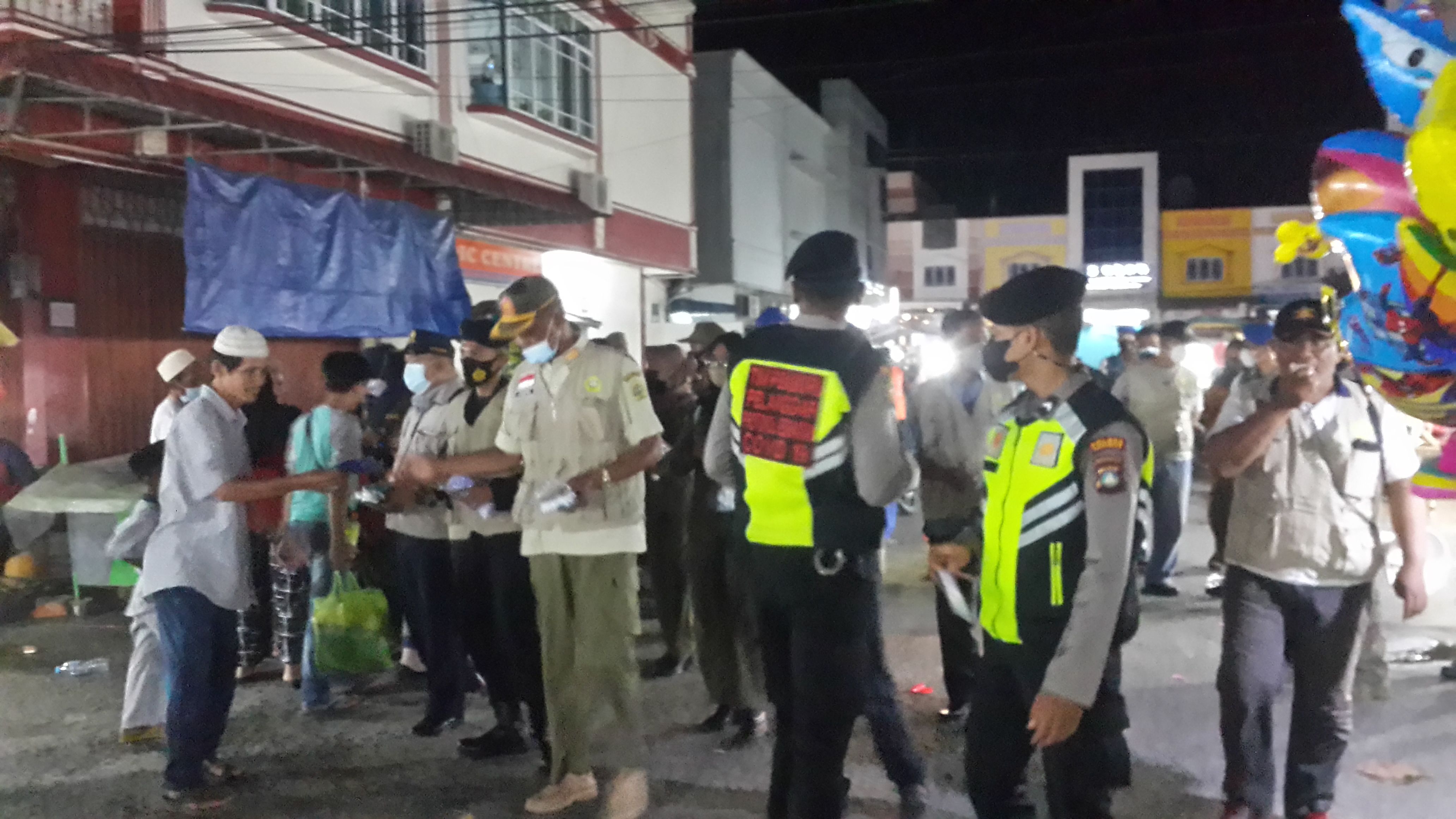 Gugus tugas covid karimun membagikan masker di bazar karimun/dokpri