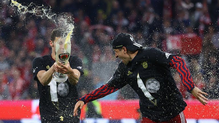 Selebrasi pemain Munchen dengan siraman bir (Foto: Reuters)