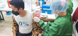 Penulis sedang menerima dosis vaksin booster di Puskesmas Limapuluh (Dokpri)