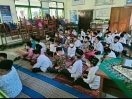 Anak-anak kelas bawah mengikuti kegiatan pondok ramadan hari pertama | Foto: Siti Nazarotin