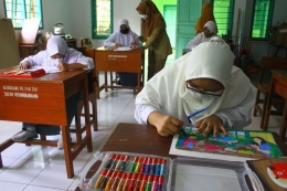 Ilustrasi-Siswa mengikuti pelajaran mewarnai di SLB C Autis Jenjang SMA Kedungkandang, Malang, Jawa Timur, Senin (10/1/2022). (ANTARA FOTO/ARI BOWO SUCIPTO)