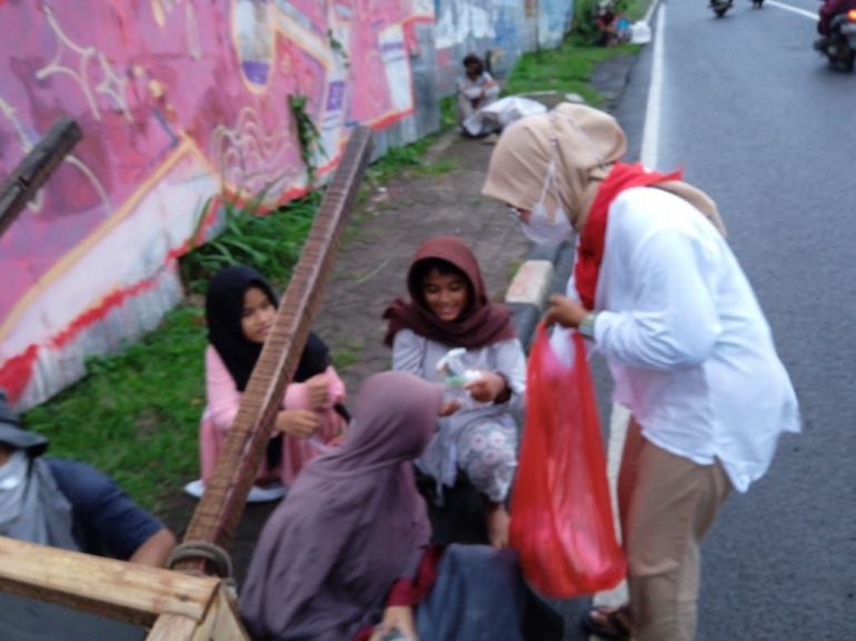 Panitia Sedang Membagikan Takjil (Sumber:Dok.Pribadi)