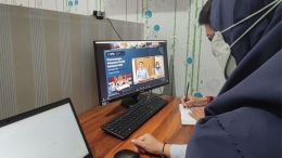 Petugas Rutan Magetan menyaksikan Pencanangan P2HAM Kanwil Kumham Jatim secara virtual. Foto : Humas Rutan Magetan 
