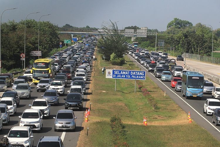 Gambar lalu lintas macet di jalan tol dari KOMPAS.com