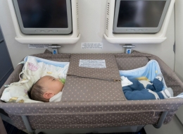 Baby bassinet di pesawat | foto: Babynews/ Travelepix