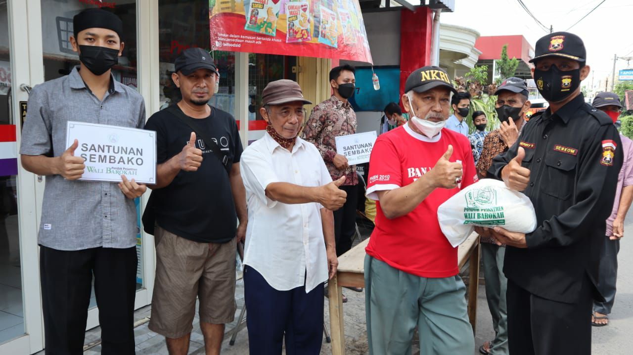 Warga LDII membagikan sembako kepada warga. Foto: dokpri.