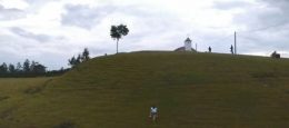 Gereja di atas bukit di dekat Danau Sidihoni (Sumber foto: www.ninna.id)