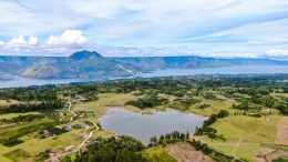 Foto aerial Tao Sidihoni yang bersanding dengan Danau Toba dan gagahnya Gunung Pusuk Buhit. (Fit Hartoyo via laketoba.travel) 