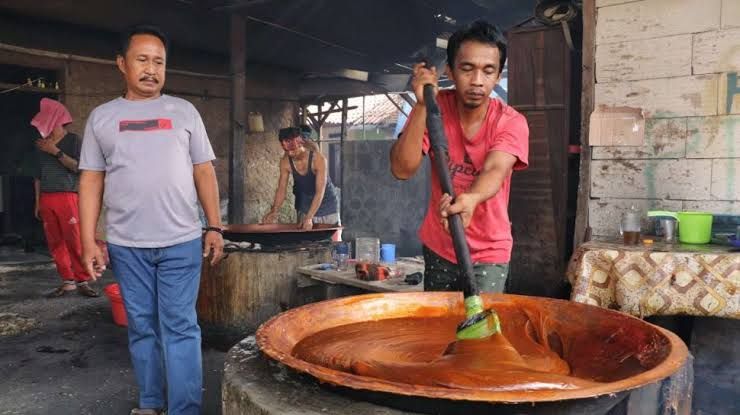 Membuat dodol Betawi (bekaci.suara.com)