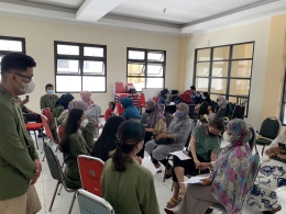 Focus Group Discussion dengan pemilik UMKM di wilayah Kel. Jeruk, Kec. Lakarsantri, Surabaya [Dok. Pribadi]