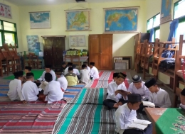 Anak-anak sedang tadarus Al-Qur'an secara kelompok | Foto: Siti Nazarotin