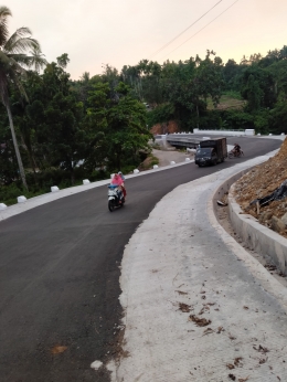 Jalan baru saja diaspal di Aur Malintang, Kabupaten Padang Pariaman dan tentunya siap menerima perantau pulang kampung. (foto dok damanhuri)