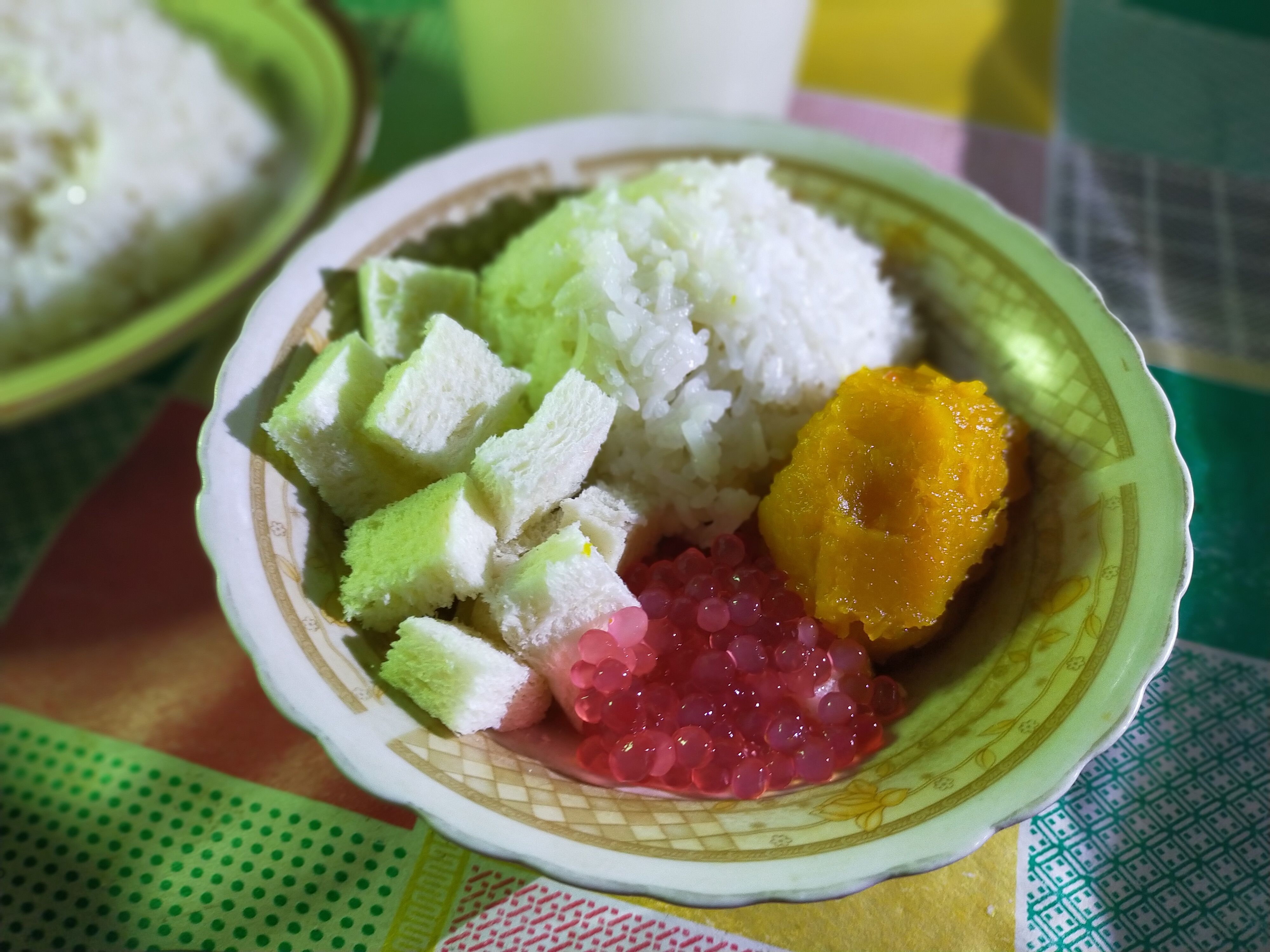 Aneka isian angsle, tinggal nyiram santan panas | Foto: Siti Nazarotin