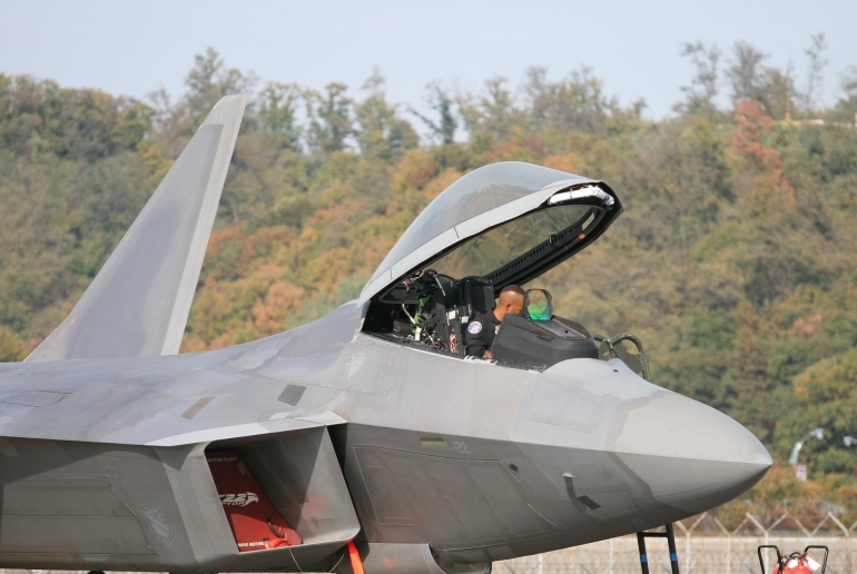 Ilustrasi Pesawat F-22 Raptor (Foto: Charn Lee/pixabay.com)