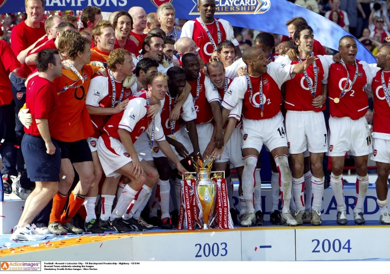 (https://www.premierleague.com/news/59016/Prosesi Penyerahan dan perayahan Juara Liga Inggris Arsenal pada musim 2003-2004)