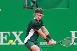Aksi Andrey Rublev, juara Serbia Open 2022. (sumber: TennisItaliano.it/Felice Calabro)