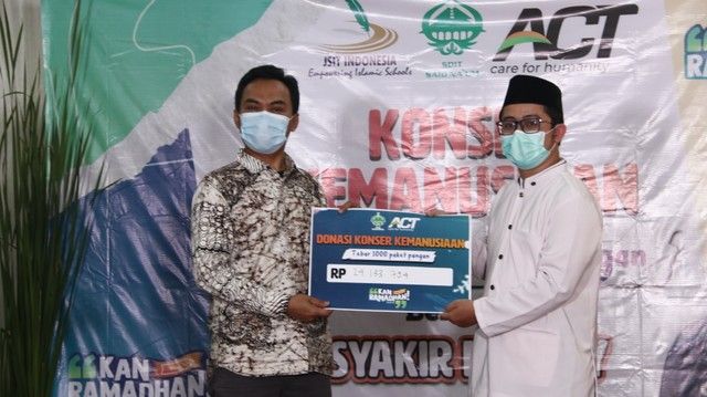 Serah terima donasi oleh kepala sekolah SDIT Said Na'um (kanan) kepada ACT (kiri)/dokpri