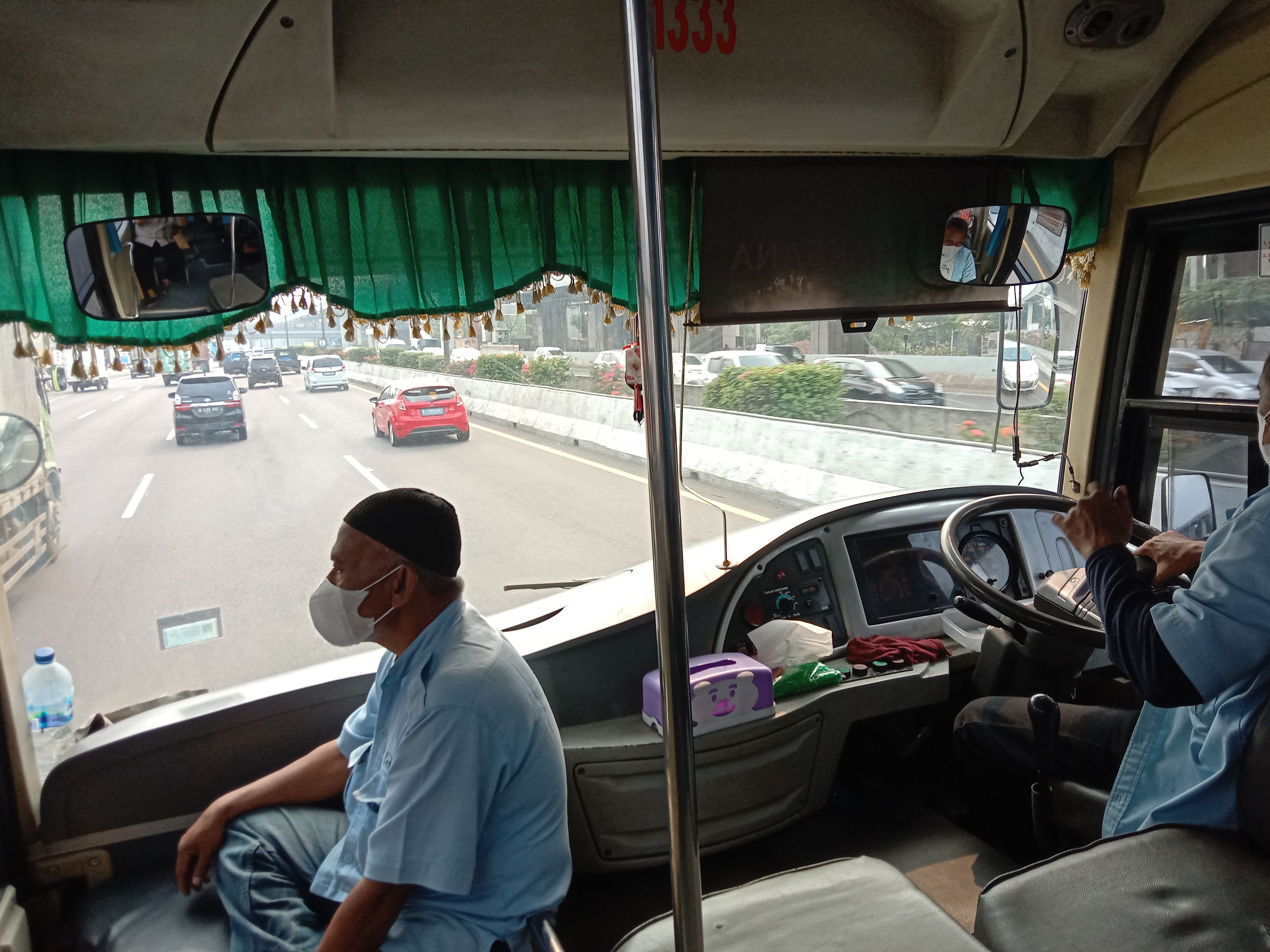 Supir bus dan kenek Patas Ac-05/ Dokpri