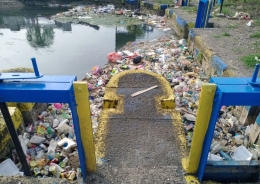 Ilustrasi: Sampah plastik menyumbat pintu air irigasi, Sumber: DokPri.