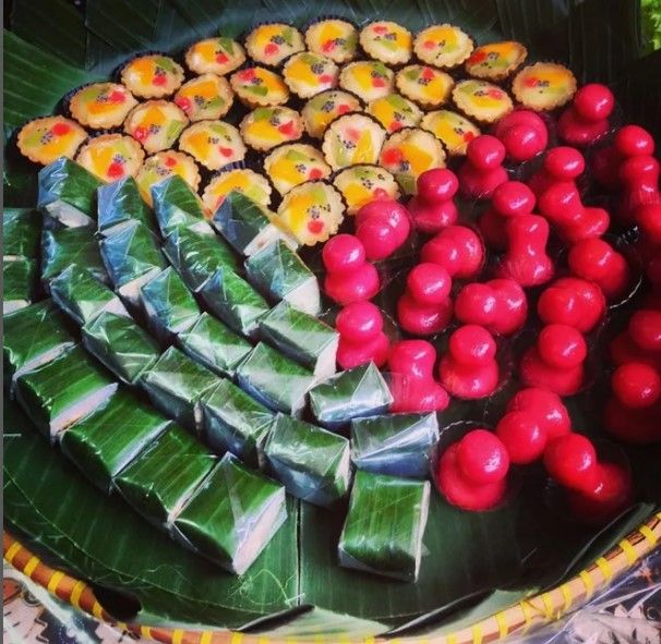 Image: Kue Tampah, aneka kue mini peneman teh saat-berbincang dengan keluarga di IulFitri (by Merza Gamal)