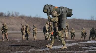  Tentara  Ukraina membawa senjata anti-tank Ukraina NLAW (foto AP) 