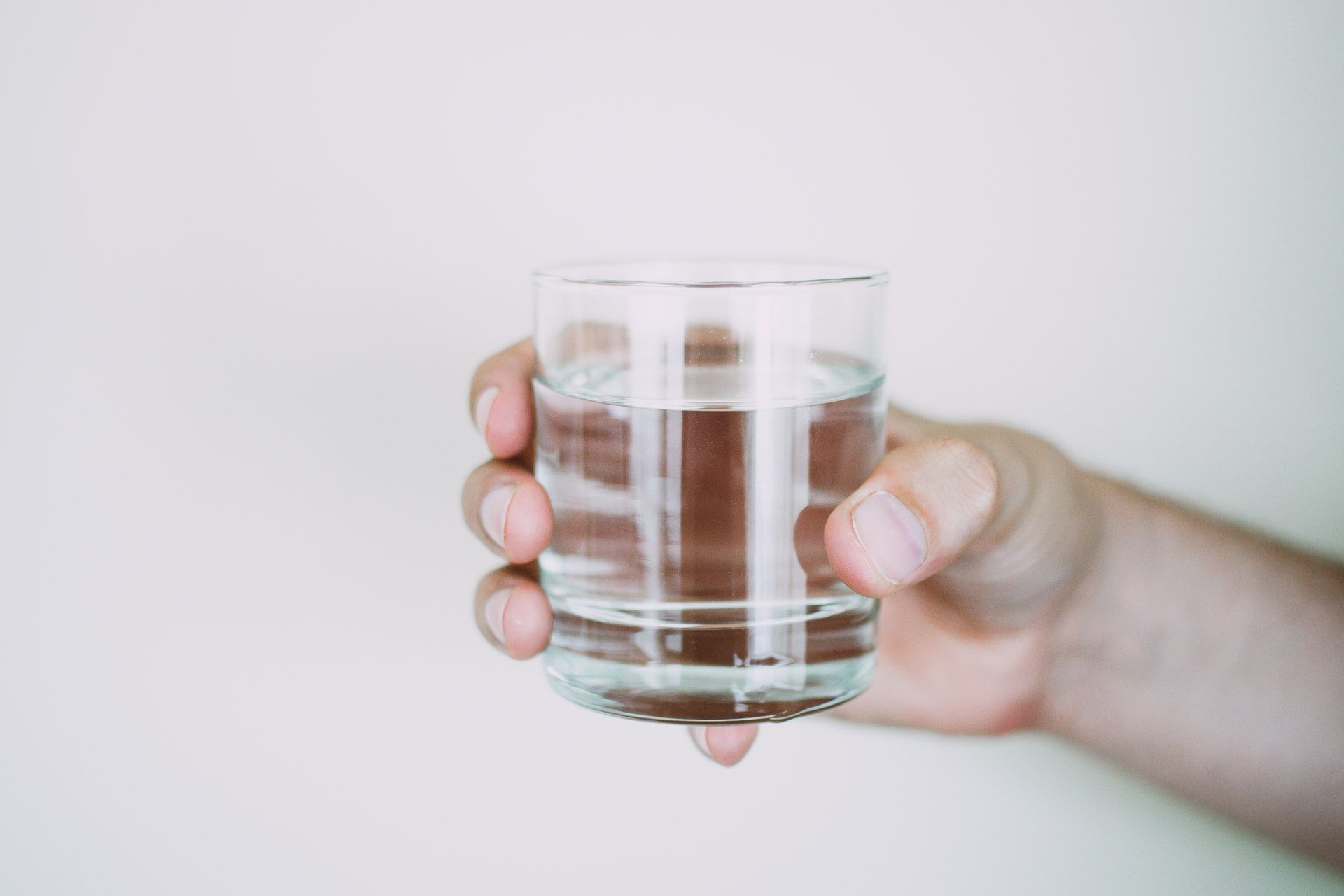 Minum air mineral yang cukup. Pexels.com