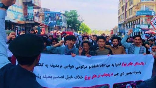 Warga Afghanistan melakukan aksi protes terhadap Pakistan. | Sumber: Habib Khan/Twitter