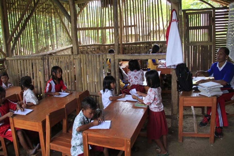 suasana belajar di salah satu sekolah di pedalaman Papua, sumber: Republika.com