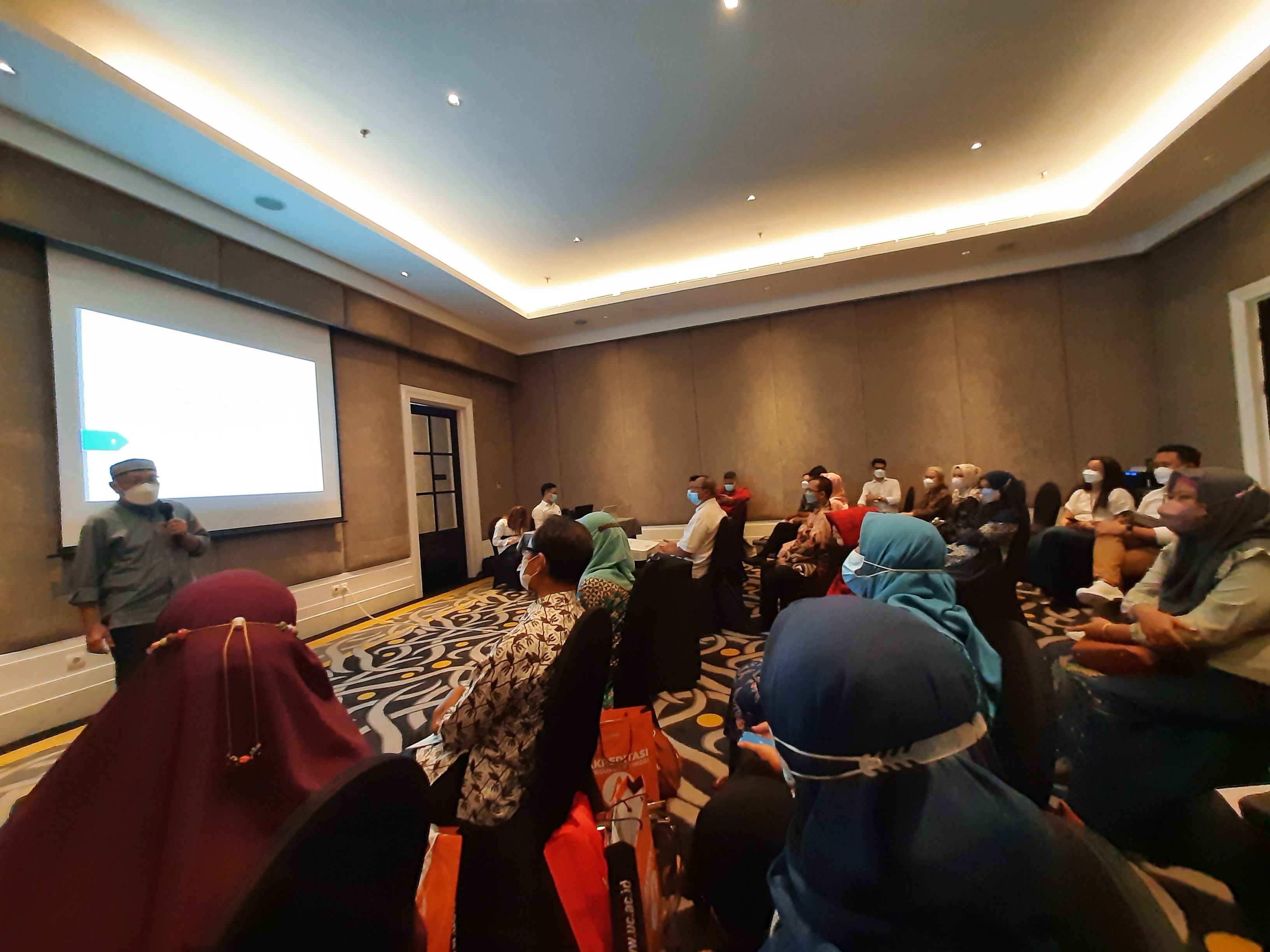 dr. Rahajoe Imam Santosa Sp.PK.(K) ketika menyampaikan materi di acara Buka Puasa Bersama Universitas Ciputra dengan Guru BK (foto dok pri & Humas UC)