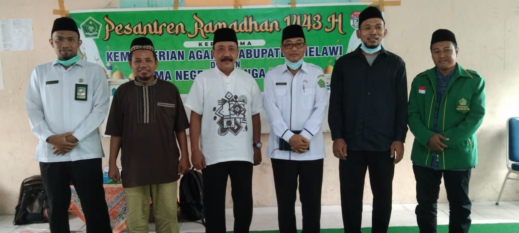 Kepala Sekolah SMA Negeri 1 Nanga Pinoh (2 dari kanan) Bersama Ketua FKPAI dan Ketua Kemenag Melawi