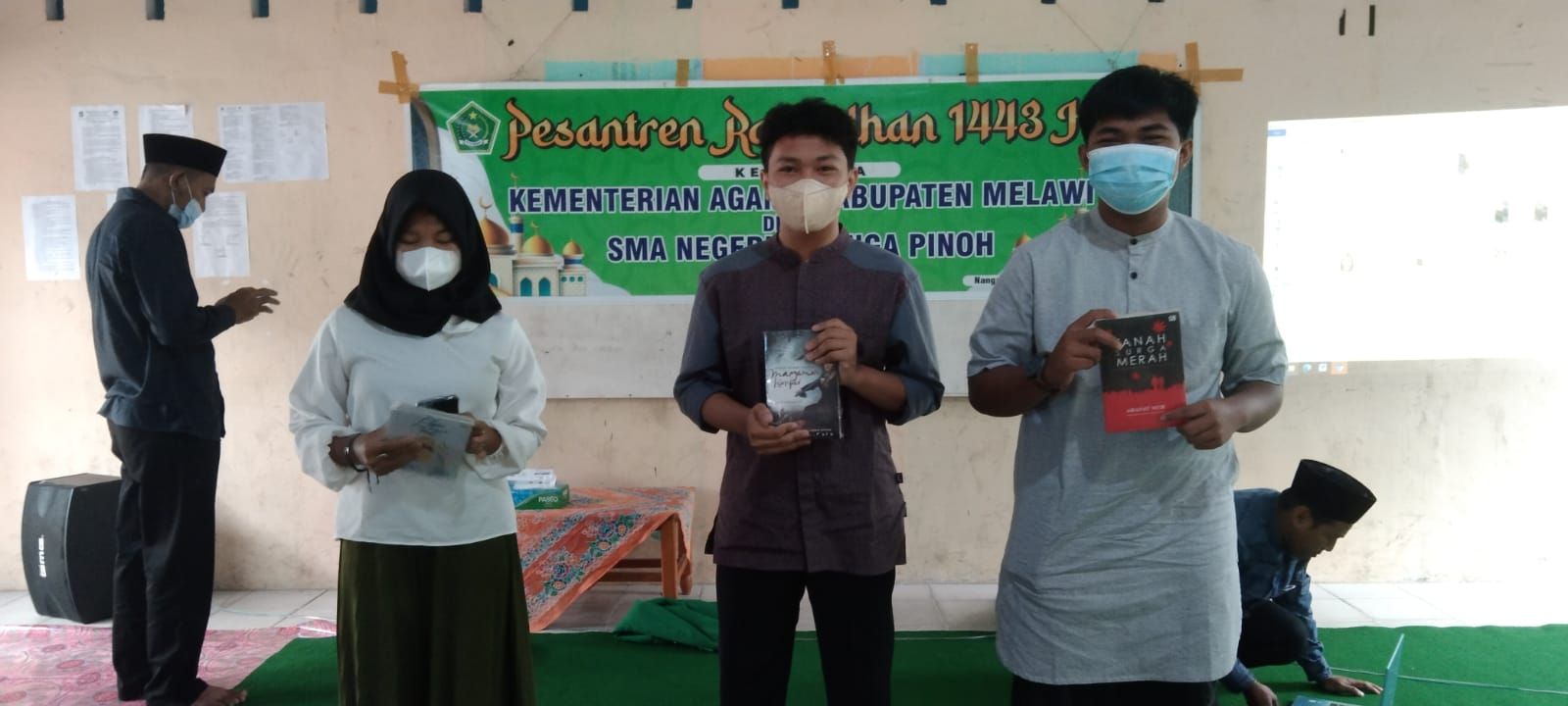 Penyerahan Buku Pada Peserta