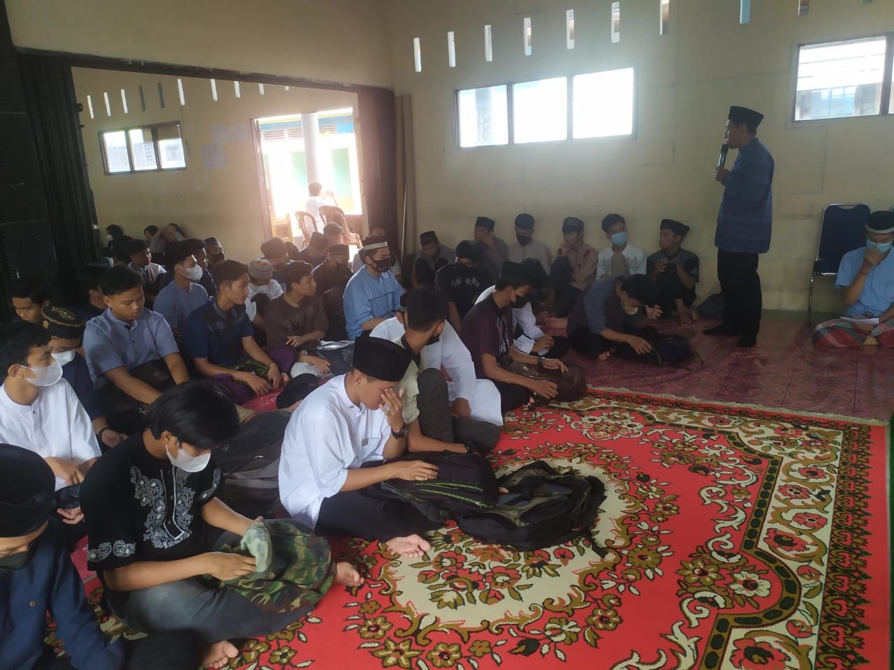 Ustaz Yusuf saat memberikan materi kepada siswa Siswa/i SMA Negeri 1 Nanga Pinoh