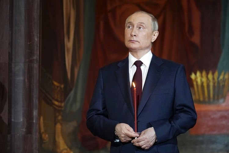 Presiden Putin saat menghadiri kebaktian Paskah 24/4/2022 | Foto: AP Photo - Alexander Zemlianichenko