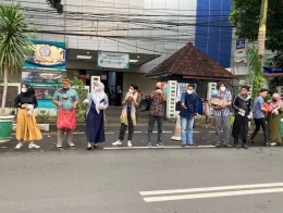 Dokumentasi Struktural STIKOM InterStudi & Ormawa STIKOM InterStudi Pada Saat Berbagi Takjil (Dok. pribadi)