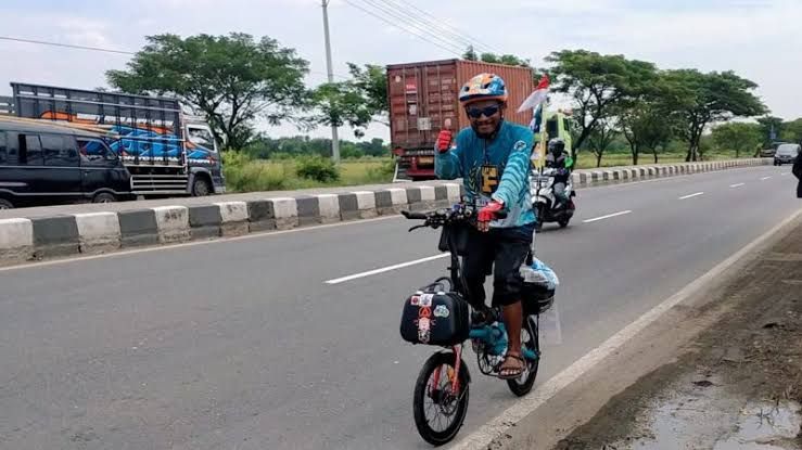 Mudik dengan menggunakan sepeda (nasional.okezone.com)