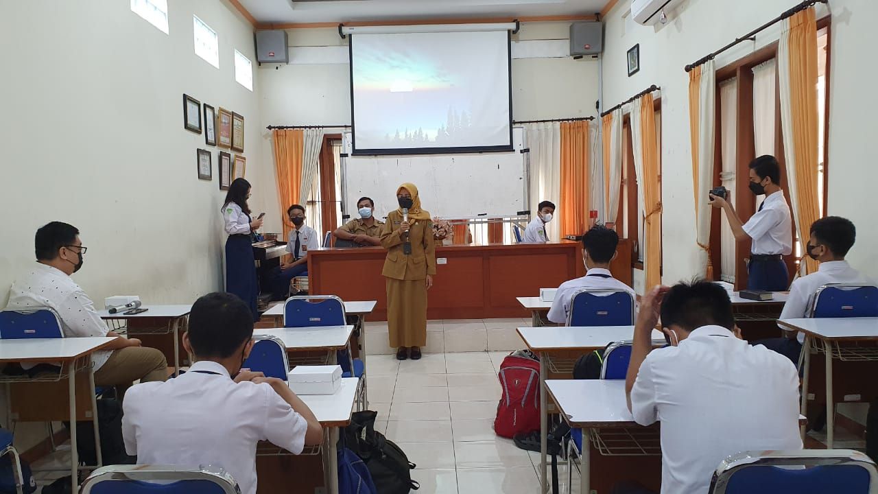 Sambutan kepala sekolah di acara doa bersama siswa Kristen dan Katholik, dokumentasi pribadi Bu Maria