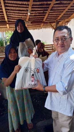 Ketua DPC Partai Gerindra Padang Pariaman Happy Neldy menyerahkan paket sembako di bulan puasa. (foto dok damanhuri)