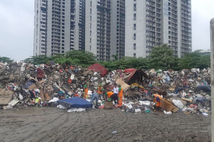 Tumpukkan sampah di dekat Daan Mogot City Apartemen, di Semanan, Kalideres, Jakbar, Rabu (8/1/2020). (Foto: KOMPAS.com/ BONFILIO MAHENDRA WAHANAPUTRA LADJAR)