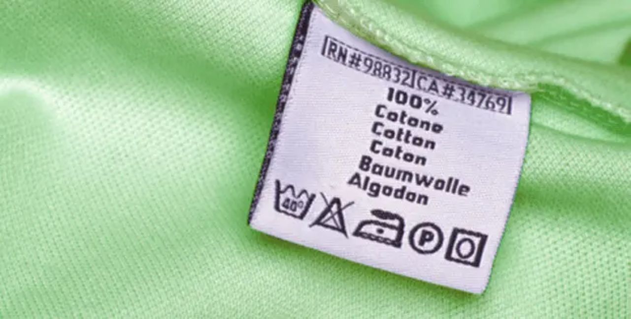 Contoh label : Bahan 100 kapas, dicuci dengan air hangat, tidak boleh pakai pemutih, strika dengan panas rendah, kalau di dry clen boleh pakai cairan apa saja kecuali trikloroetilin, boleh diperas. Sumber:ariel.co.uk  