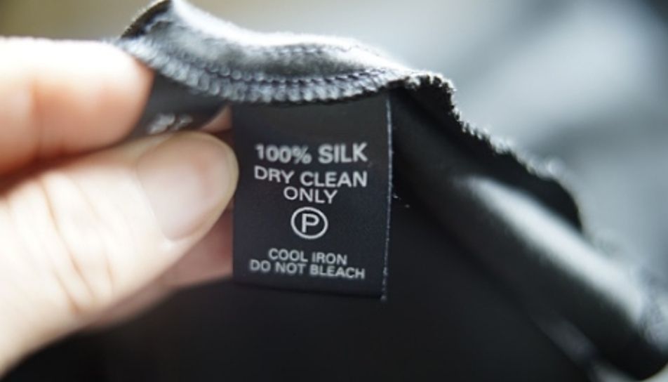 Contoh Label pakaian: terbuat dari sutra murni, dry clean only, tidak boleh disetrika dan tidak boleh pakai pemutih mencucinya. Sumber: ihateironing.com